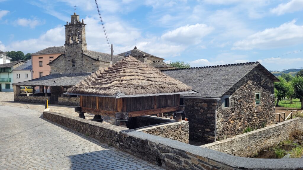 Horreo e iglesia de San Martín de Oscos