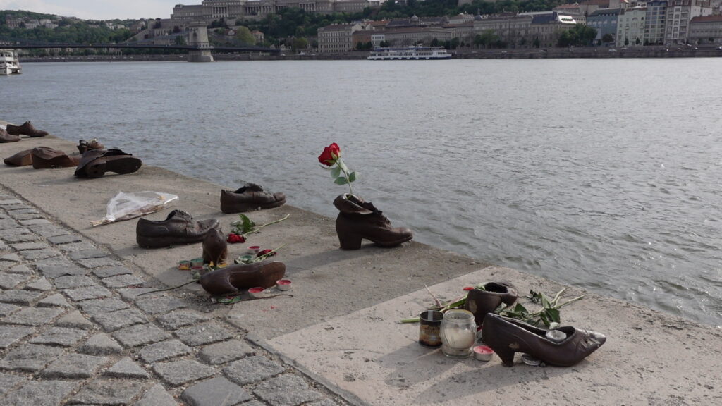 Homenaje a las víctimas del Holocausto en la orilla de Pest de Budapest