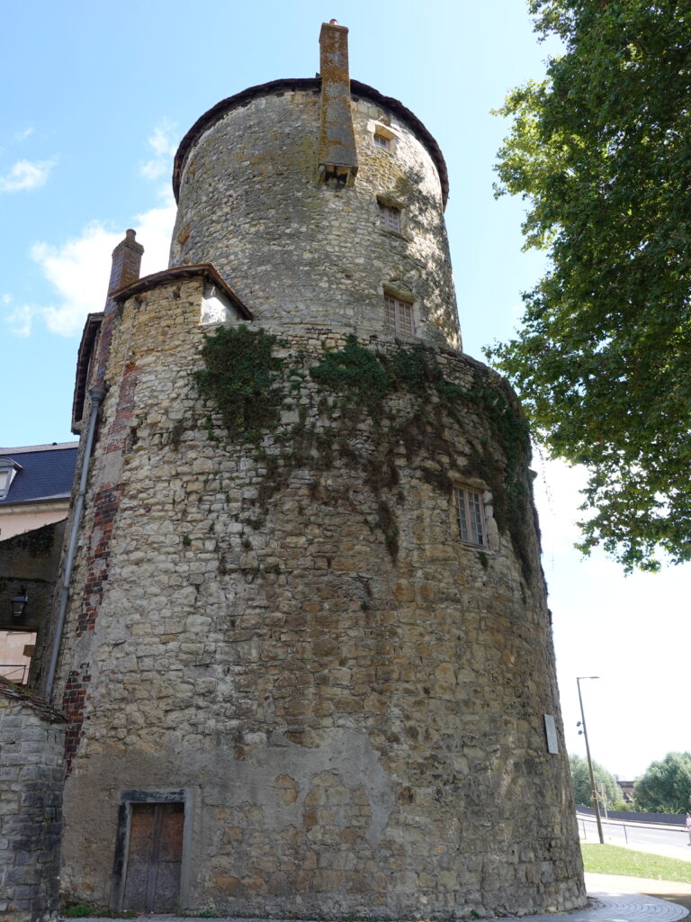 Torre de entrada a Nevers
